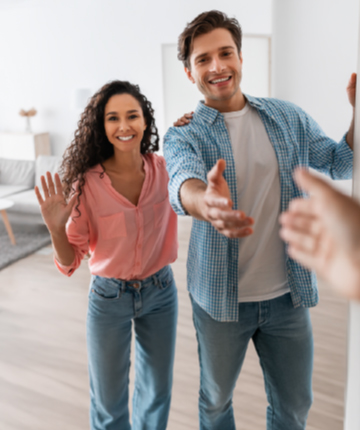 Perito realizando avaliação de imóvel urbano com laudo técnico