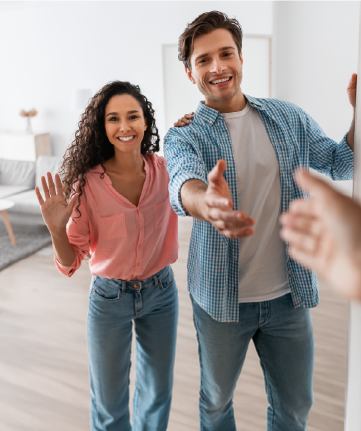 Perito realizando avaliação de imóvel urbano com laudo técnico