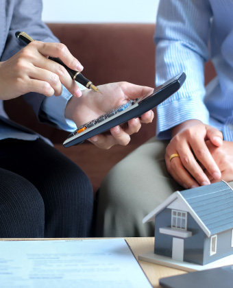 Perito calculando valor do imóvel para laudo técnico de valiação de imóveis PTAM