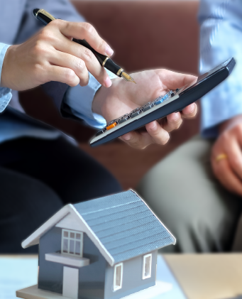 Perito calculando valor do imóvel para laudo técnico de valiação de imóveis PTAM
